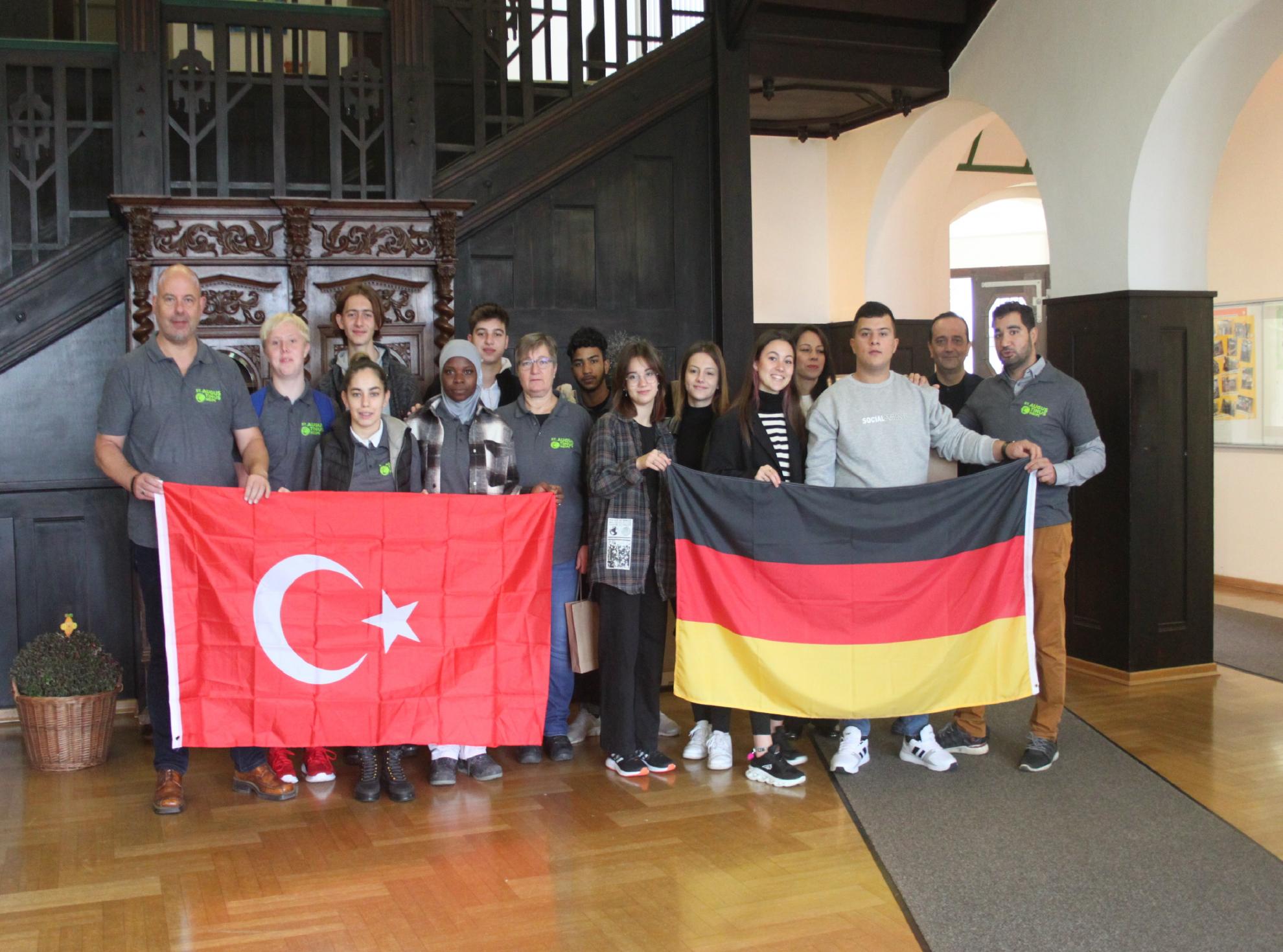 Beteiligte beim Begegnungsprojekt mit der türkischen und der deutschen Flagge